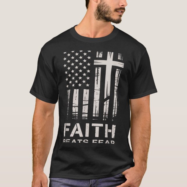 Faith Beats Fear American Flag Christian Cross  T Shirt (Framsida)