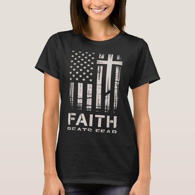 Faith Beats Fear American Flag Christian Cross  T Shirt (Framsida)