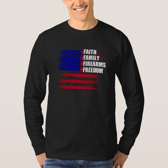Faith Family Firearms Freedom US American Flag  1 T Shirt (Framsida)