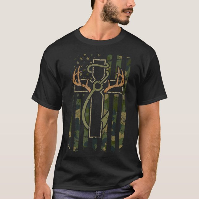 Faith Fishing Hunting Camo Us Flag Cross With Hook T Shirt (Framsida)