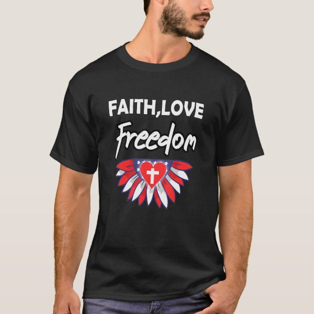 Faith Kärlek Freedom American Flagga Flower för Kr T Shirt (Framsida)