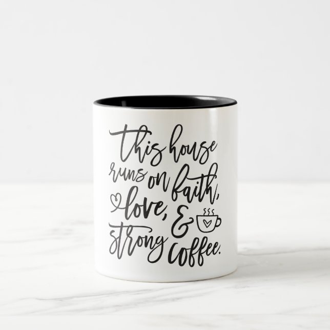 Faith, Kärlek och Coffee Humor Två-Tonad Mugg (Center)