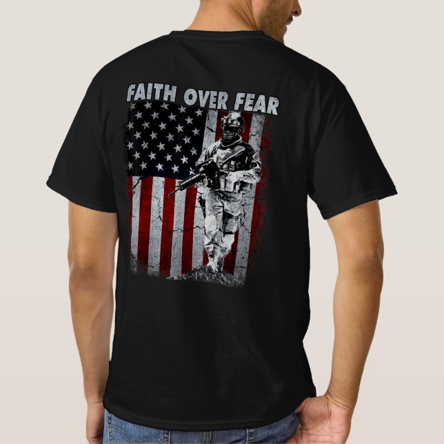 Faith over Fear American Flagga Soldier Patriotic T Shirt (Baksida)