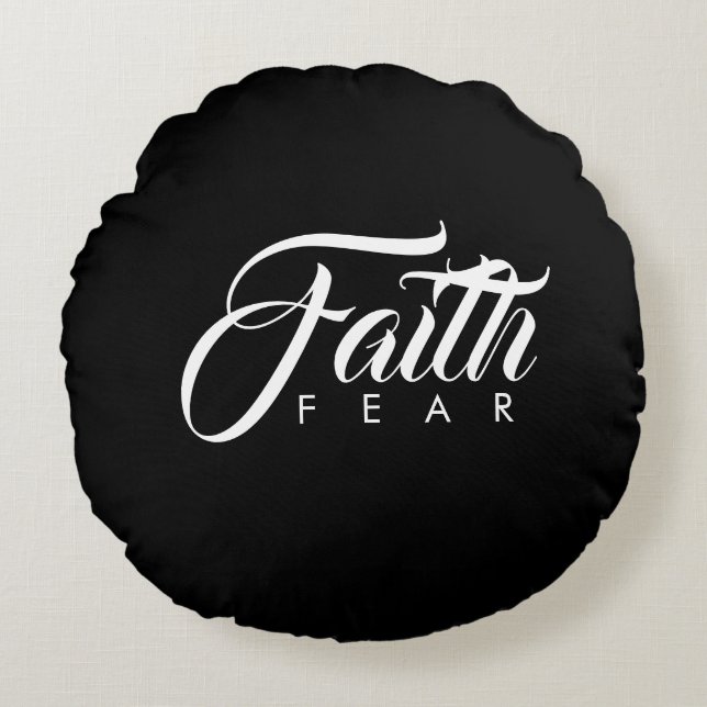 Faith over Fear Black Rund Kudde (Framsidan)