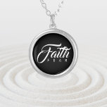 Faith over Fear Black Silverpläterat Halsband<br><div class="desc">Visuell ordlek textdesign med den första raden i ett starkt, vackert teckensnitt som skrivs med fet stil ovanför den andra raden med brev med litet brett avstånd. Behålla det inspirerande talesättet "Faith over Fear" för en gåva av uppmuntran, eller använda textmallen för att skapa ett nytt inspirerande citat. Redigera om...</div>