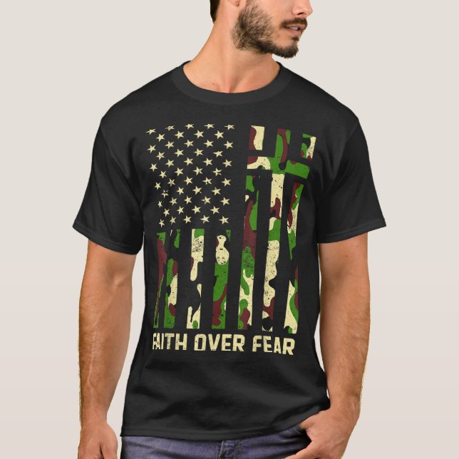 Faith Over Fear Christian Americn Flag Camouflage  T Shirt (Framsida)