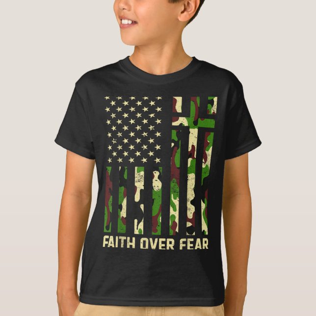 Faith Over Fear Christian Americn Flag Camouflage  T Shirt (Framsida)