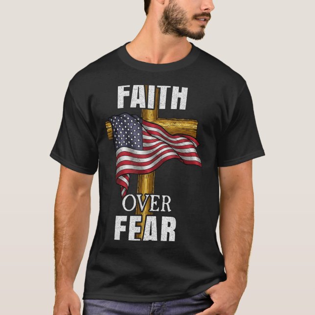 Faith Over Fear Christian Cross American Flag Tee  (Framsida)