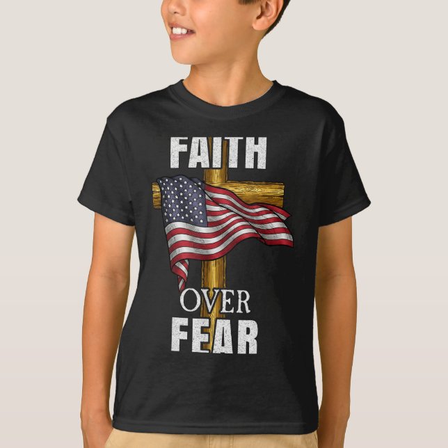 Faith Over Fear Christian Cross American Flag Tee  (Framsida)