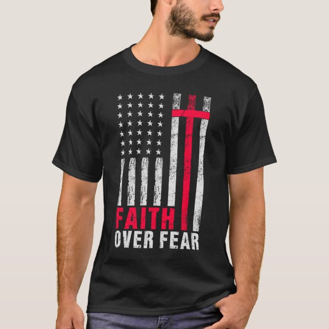 Faith over Fear Flagga Typography T Shirt (Framsida)