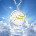 Faith over Fear Guld and White Silverpläterat Halsband<br><div class="desc">Visuell ordlek textdesign med den första raden i ett starkt, vackert teckensnitt som skrivs med fet stil ovanför den andra raden med brev med litet brett avstånd. Behålla det inspirerande talesättet "Faith over Fear" för en gåva av uppmuntran, eller använda textmallen för att skapa ett nytt inspirerande citat. Redigera om...</div>