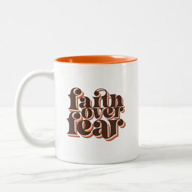 Faith over Fear Modern Retro Christian Inspiration Två-Tonad Mugg (Vänster)