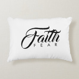 Faith over Fear White Prydnadskudde