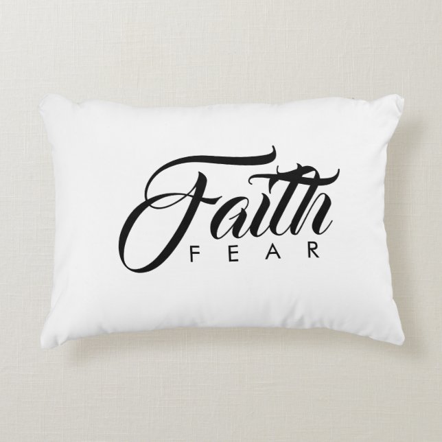 Faith over Fear White Prydnadskudde (Framsidan)