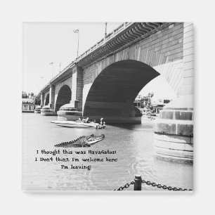 (Fake) Alligator simmar vid London Bridge Magnet