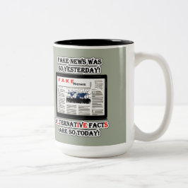 Fake News and Alternative Facts 15 oz Two-Tone Mug Två-Tonad Mugg