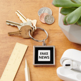 FAKE NEWS KEYCHAIN FYRKANTIG SILVERFÄRGAD NYCKELRING