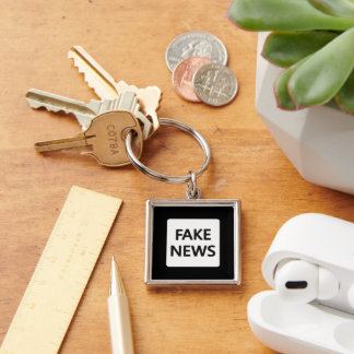 FAKE NEWS KEYCHAIN FYRKANTIG SILVERFÄRGAD NYCKELRING