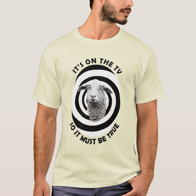 Fake News Sheeple Funny TV T Shirt (Framsida)