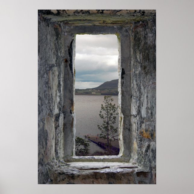 Fake Stone Window med View of Loch Poster (Framsidan)