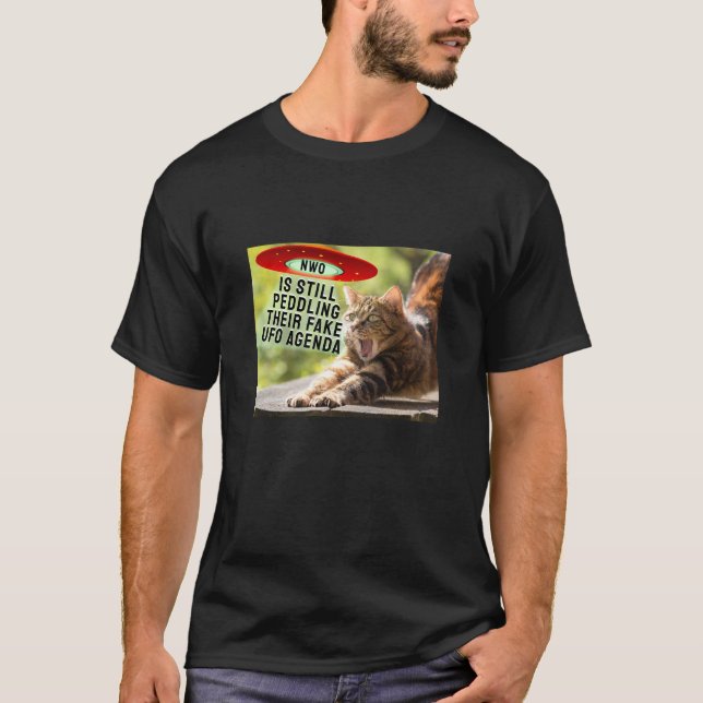 Fake UFO Agenda (mörk) T-Shirt (Framsida)