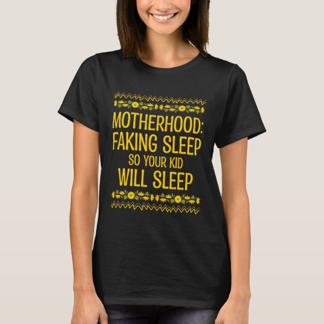 Faking Sleep so Kid Will Sleep Mom Pun Mother Joke T Shirt (Framsida)