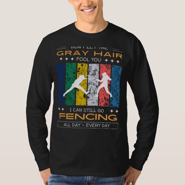 Fäktningsentusiast T-shirt - Grått hår, vilda duel (Framsida)
