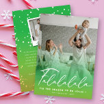 Falalala Roligt Script Grönt Jul Modern Photo Julkort<br><div class="desc">Falalalala Roligt och Modern handskriftsskript Julfotkort för Helgdag. Modern helgdag- eller christmas-fotokort med ett utfallsfoto med en enda fullt i en enkel layout med fram- och bakdesign. Designad av tjock*fa*tin. Enkel att anpassa med egen text, bild eller bild. Kontakta tjock*fa*tin direkt om du vill ha anpassningsbar. Avgifter för anpassningsbar gäller....</div>