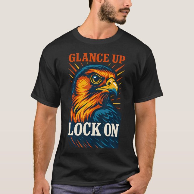 Falcon Glance Up Lock On Falconry Enthusiast Desig T Shirt (Framsida)