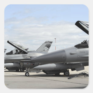 Falkar för stridighet F-16 väntar på till Fyrkantigt Klistermärke