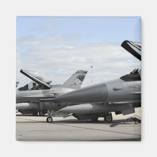 Falkar för stridighet F-16 väntar på till Magnet