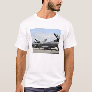 Falkar för stridighet F-16 väntar på till Tee