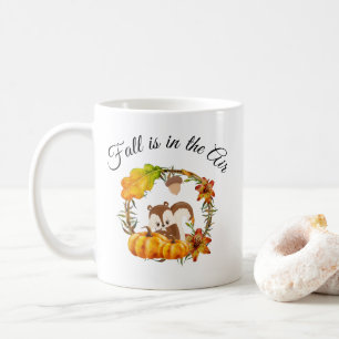 Fall är i Luft Typografi med ekorre Kaffemugg