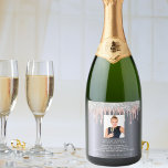Fall av foto av silver glitter rosa roligt om  av<br><div class="desc">Kan användas framtill på flaska,  men är baktill. För 21:a (eller någon ålder) födelsedagsfest. Anpassa och lägg till ett foto av födelsedagsflickan. Lägg till roligt,  fakta,  biografi om födelsedagsflickan och namn. En faux silver metallisk tittar bakgrund som dekoreras med faux silver och rosa,  ro guld glitter drops,  färgdroppstift.</div>