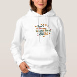 Fall Babe - Cute Autumn Typography T-Shirt Hoodie<br><div class="desc">Ta med mysiga höstvister till stil med den här leksaken! 🍂 med roligtens citat "Stressa inte, det är Fall Babe" i glansig 3D-typografi med varm höst färger, pumpor, akorns, löv och smiley-ikoner. Perfekt för fall älskare, pumpa krydda fläkt och alla som talar för den mysiga säsongen. Idealisk för t-shirts, hoodies,...</div>