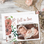 Fall Baby Photo Autumn Flowers Birth Meddelande Vykort<br><div class="desc">Fall Birth Notification-vykort som du kan anpassa med ditt foto och meddelande från baby. Fallen i kärlek är skriven i handskrivet skript i avslappnad och mönstret har en könsneutral jordton färg för en pojke eller flicka. Vattenskärtbuketten för anemon, vallmo och vilda blommor i skuggor av bränd orange sienna terracotta rostpersikor...</div>