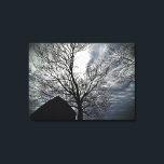 Fall Barn Moonlit Himlar Modern Black & White Canvastryck<br><div class="desc">Den här enkla men fantastiska bilden har en rustik lada på natten med ett vintermoln fyllt av måne himlar och obart träd. Skapat av Farmhouse Press.</div>