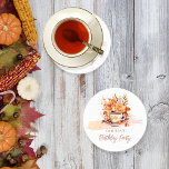 Fall Blommigt Cottage Core Tekopp Birthday Tea Par Underlägg Papper Rund<br><div class="desc">Njut av den mysiga elegansen under hösten med vår "Fall Blommigt Cottage Core Tekopp Birthday Tea Party"-designsamling. Den här charmerande illustrationen visar ett känsligt vitt tekopp, med ett snyggt löv mönster, som vilar på en passande saucer. Att omge det här centerstycket är en pulserande fallande bukett som brinner med aprikoser...</div>