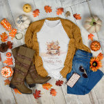 Fall Blommigt Cottage Core Tekopp Födelsedagsfest T Shirt<br><div class="desc">Njut av den mysiga elegansen under hösten med vår "Fall Blommigt Cottage Core Tekopp Birthday Tea Party"-designsamling. Den här charmerande illustrationen visar ett känsligt vitt tekopp, med ett snyggt löv mönster, som vilar på en passande saucer. Att omge det här centerstycket är en pulserande fallande bukett som brinner med aprikoser...</div>