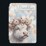 Fall Blommigt Highland Cow iPad Mini Skydd<br><div class="desc">En häpnadsväckande höstko bär på en vacker blommigt krona,  med en blandning av mjuka och jordnära toner som perfekt fångar höstens innersta väsen. Kosens uttryckliga ansikte och de intrikata blomuppgifterna gör denna utformning både charmig och visuellt attraktiv.</div>