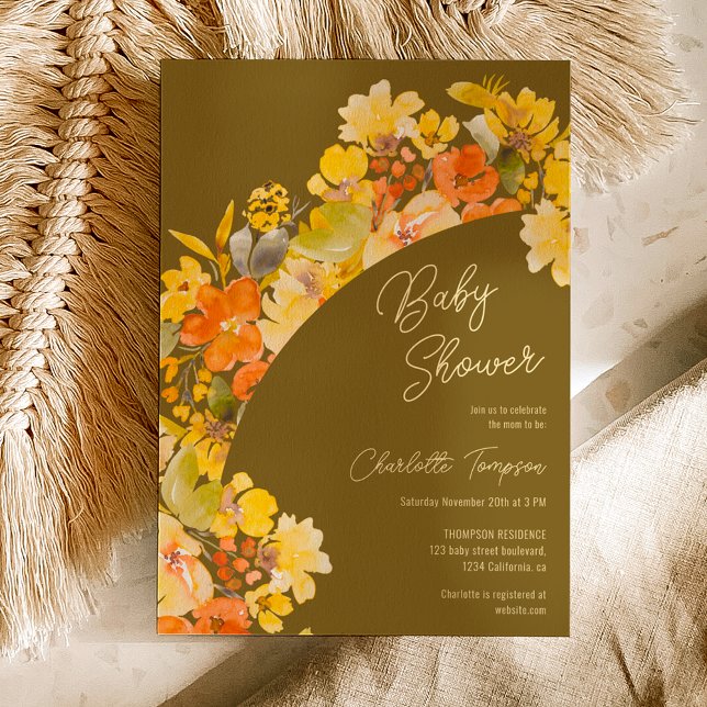 Fall boho gula blommor manusdusch inbjudningar (Fall boho yellow flowers script baby shower invitation on green)