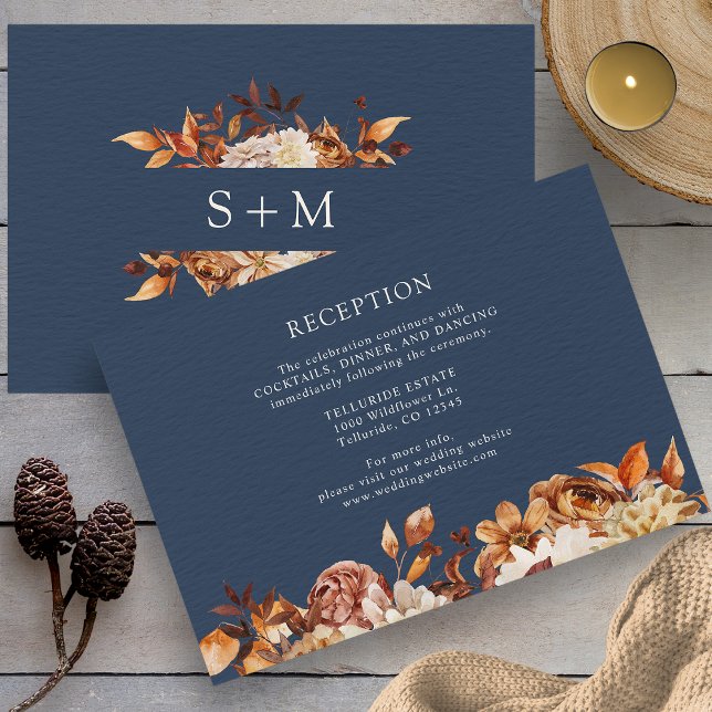 Fall botaniskt bröllop mottagning tilläggskort (Fall Navy Blue Botanical Wedding Reception Enclosure Card Monogram on Back by Painted Paperie
)
