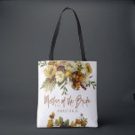 Fall bröllop blommigt modern budens mamma tygkasse<br><div class="desc">Modern budens mamma-typografi i säcken med höstrostande orange guld och blommor av elfenbensgrädde med torkade löv och blad och ett vismiskt chic-skript.            Anpassa det med mor namn på framsidan och med bröllop-paret namn och datum på baksidan.</div>