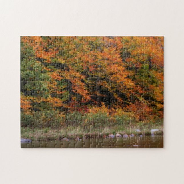 Fall Foliage Bordering River Pussel (Horisontell)