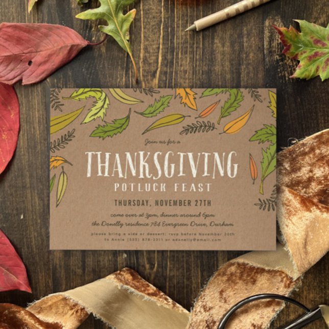 Fall Foliage Thanksgiving Potluck Dinner Inbjudningar (falling leaves illustrated rustic thanksgiving dinner invitation with brown, green and orange )