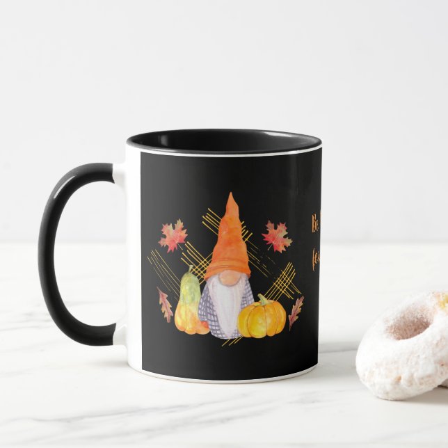Fall Gnome Thanksgiving Mugg med svart bakgrund (Med munk)