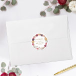 Fall i Kärlek Burgundy Blommigt Bröllop Runt Klistermärke<br><div class="desc">Skapa en elegant och ett tidlöst falltemat bröllop-svit som utan problem återspeglar stil med personlig.</div>