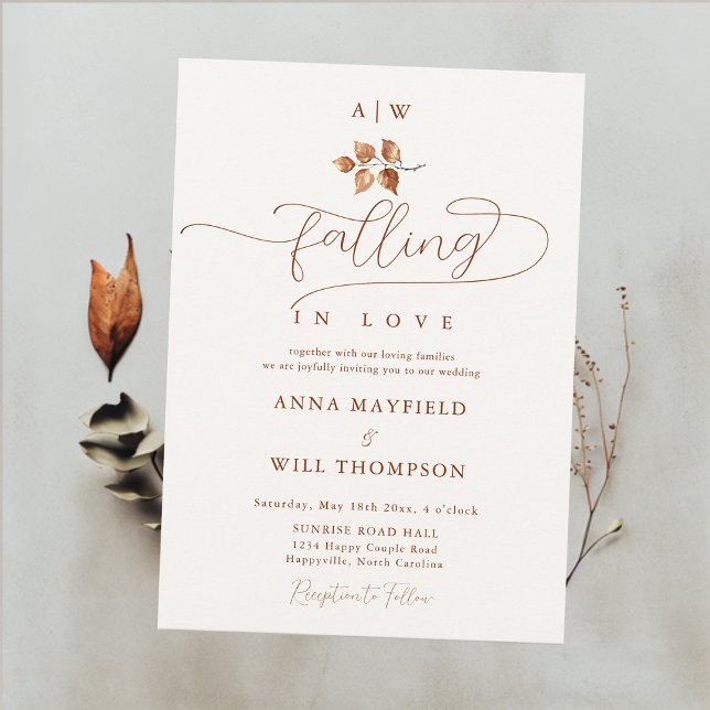 Fall i Kärlek Löv Monogram Vapensköld Elegant bröl Inbjudningar (Falling in Love Fall Autumn Wedding Invitation Simple Leaf Burnt Orange Terracotta Elegant Monograms)