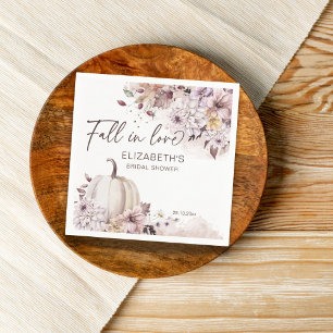 Fall i kärlek möhippa av pastellpumpor i lövpumpa pappersservett