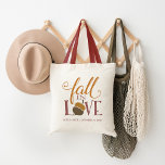 Fall i Kärlek | Positiv på hösten-bröllopet Tygkasse<br><div class="desc">Fira säsongen - och dina lövbara blickar - med det söt säsong bröllopet gynnar tote bags. Konstruktionsfunktionerna "falla i kärlek" i Marsala och bränd orange med blandad typografi med en akorn som står i för "O". Anpassa med namn och bröllop-datumet.</div>